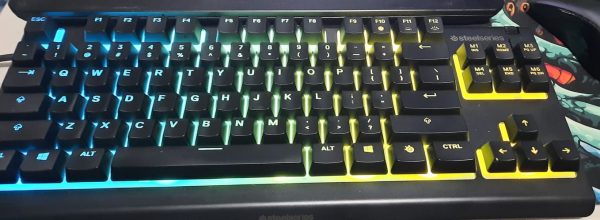 Ce este o tastatură TKL și care sunt utilizările sale?